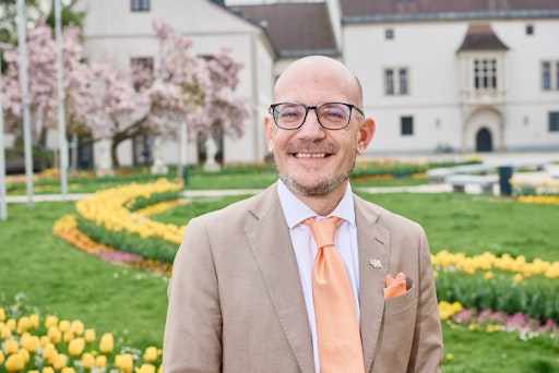 Geschäftsführer DI Gottfried Struggl im historischen Burggarten:
OÖ Landesgartenschau Wels 2027 setzt auf intelligente
Bewässerungsanlage und spart bis zu 40 Prozent Wasser. Ein
nachhaltiger Mehrwert für Wels.
