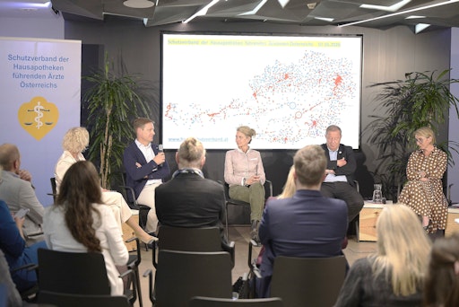 Hausapotheken führende Ärztinnen und Ärzte luden zum
Gedankenaustausch über zeitgemäße Versorgungsformen mit
Medikamenten. Im Hintergrund die "Hapo-Map" mit den eingezeichneten
Hausapotheken (blau) und öffentlichen Apotheken (rot).