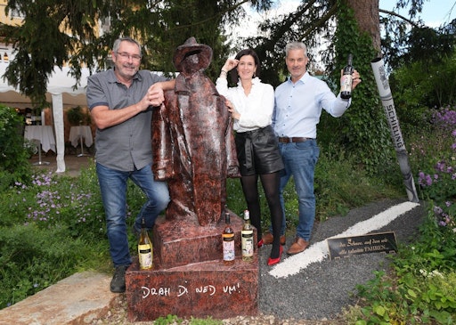 In der Falco Villa in Gars am Kamp wurden am Donnerstagabend, dem
21. Mai 2026, rund 150 Gästen der neue Skulpturenpark sowie eine
Falco-Wein-Edition vom Weingut Bannert präsentiert.