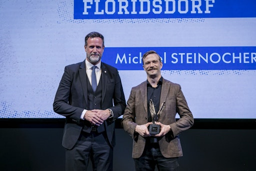 Vorschau Bild von Michael Steinocher nimmt den Merkur von Direktor des
Bundeskriminalamts Andreas Holzer entgegen.