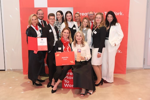 Das AbbVie-Team freut sich über den großartigen 1. Platz als
Österreichs Bester Arbeitgeber in der Kategorie M.