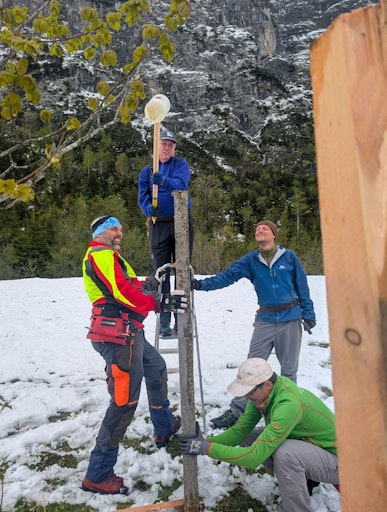 Vorschau Bild von Unter fachkundiger Anleitung wurden auf dem großen Ahornboden in
600m Höhe Zäune errichtet, um junge Ahornbäume vor Wildverbiss zu
schützen. // Weiterer Text über ots und www.presseportal.de/nr/64783
/ Die Verwendung dieses Bildes für redaktionelle Zwecke ist unter
Beachtung aller mitgeteilten Nutzungsbedingungen zulässig und dann
auch honorarfrei. Veröffentlichung ausschließlich mit
Bildrechte-Hinweis.