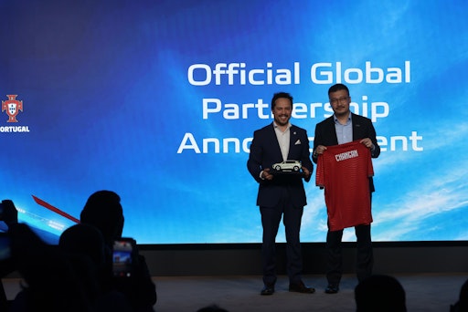 Vorschau Bild von From left to right: João Meidros Cardoso (GM, FPF Commercial)
receives a Deepal S05 scale model from Mi Mengdong (VP, Changan
Automobile), who is presented with a Portugal jersey bearing the
Changan name - marking the launch of the official global partnership
between the FPF and Changan under the 'Stay in the Game' campaign.
// Weiterer Text über ots und www.presseportal.de/nr/181630 / Die
Verwendung dieses Bildes für redaktionelle Zwecke ist unter
Beachtung aller mitgeteilten Nutzungsbedingungen zulässig und dann
auch honorarfrei. Veröffentlichung ausschließlich mit
Bildrechte-Hinweis.