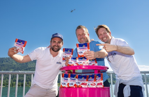 Der Reinerlös der ARA hitschies Edition geht zur Gänze an die ARA
Flugrettung. Die Kooperation wurde nun zwischen Philip
Hitschler-Becker (CEO hitschies International), Thomas Jank (GF ARA
Flugrettung) und Lukas Steiner-Bauer (hitschies County Manager
Österreich) besiegelt.