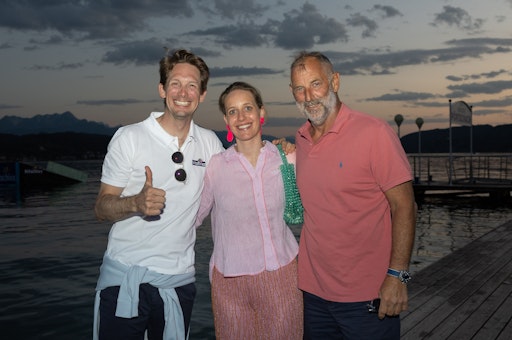 Vorschau Bild von Tennis-Legende Thomas Muster mit den Hitschler-Geschwistern
Philip und Julia.