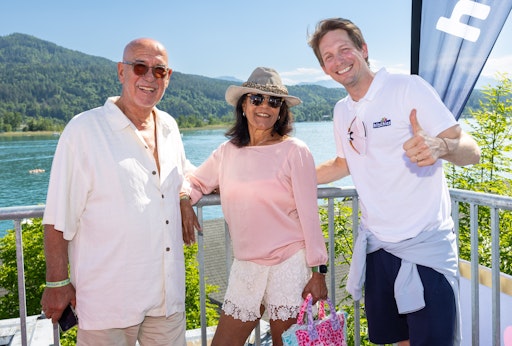 Vorschau Bild von Otto und Shirley Retzer mit Philip Hitschler-Becker (CEO
hitschies International)