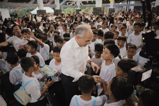 Helge Mutschler bei einem Besuch in Indonesien // Weiterer Text
über ots und www.presseportal.ch/de/nr/100103672 / Die Verwendung
dieses Bildes für redaktionelle Zwecke ist unter Beachtung aller
mitgeteilten Nutzungsbedingungen zulässig und dann auch honorarfrei.
Veröffentlichung ausschließlich mit Bildrechte-Hinweis.