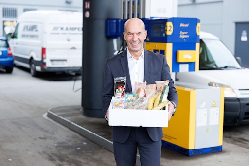 Vorschau Bild von Andreas Gunacker, Obmann der Wiener Tankstellen, hat ein Projekt
initiiert, bei dem Tankstellen Lebensmittel an soziale Einrichtungen
spenden.