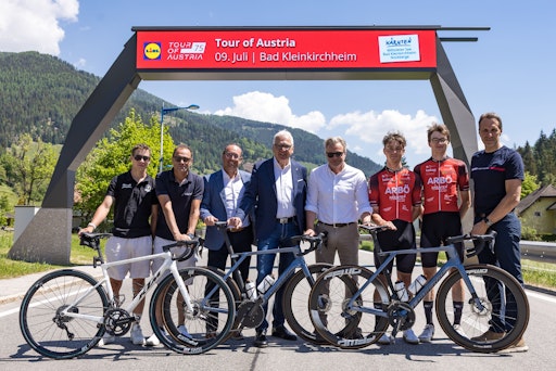 v.l. Manolo Wrolich (Tirol KTM Cycling Team), Paco Wrolich
(Kärnten Werbung), Christian Stattmann (Millstätter See - Bad
Kleinkirchheim - Nockberge), BGM Matthias Krenn (Bad
Kleinkirchheim), Thomas Pupp (Tour Direktor Tour of Austria),
Christian Rush (ARBÖ Kärnten Sport Feld am See) , Lorenz Krumpl
(ARBÖ Kärnten Sport Feld am See), Norbert Unterköfler (Präsident LRV
Kärnten)