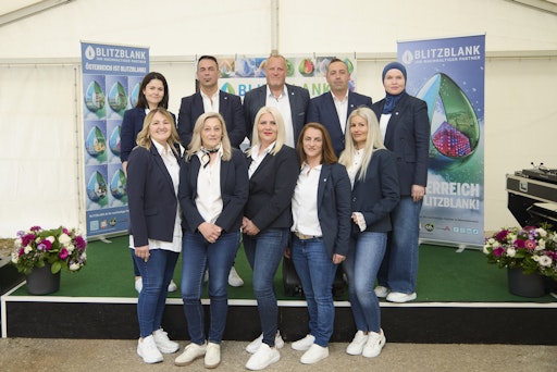 Vorschau Bild von Peter Schöngruber stolz auf sein Team