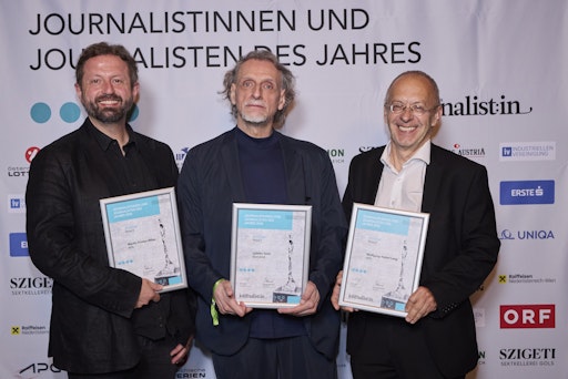 Vorschau Bild von Der stellvertretende APA-Ressortleiter Kultur/Medien/Wissenschaft
Martin Fichter-Wöß (im Bild links) und APA-Ressortleiter
Kultur/Medien/Wissenschaft Wolfgang Huber-Lang (im Bild rechts)
belegten die Plätze 3 und 2 in der Kategorie Kultur bei der
Auszeichnung der Journalistinnen und Journalisten des Jahres 2025.
Im Bild mit Ljubiša Tošić (Der Standard) auf Rang 1.