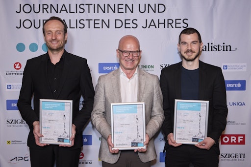 Vorschau Bild von APA-Redakteur für Kultur/Medien/Wissenschaft Lukas Wodicka
(rechts im Bild) belegte Platz 3 in der Kategorie Medien bei der
Auszeichnung der Journalistinnen und Journalisten des Jahres 2025.
Im Bild mit Peter Plaikner (freier Journalist) auf Rang 1 und Ralf
Hillebrand (Salzburger Nachrichten) auf Rang 2.