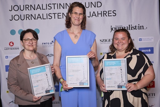 Vorschau Bild von Irene Brunner, Büroleiterin der APA-Chefredaktion, wurde als
einer der „Hidden Stars“ ausgezeichnet. Im Bild mit Petra
Lerchbaumer (Kleine Zeitung) und Tanja Barta (Niederösterreichische
Nachrichten).