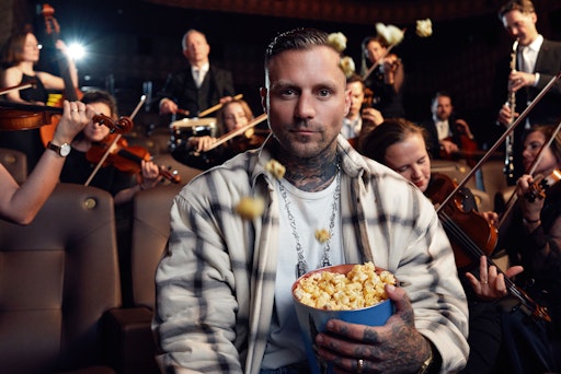 Musiker Kontra K gemeinsam mit dem Lufthansa Orchester im Kino
Zoo Palast in Berlin. // Weiterer Text über ots und
www.presseportal.de/nr/127363 / Die Verwendung dieses Bildes für
redaktionelle Zwecke ist unter Beachtung aller mitgeteilten
Nutzungsbedingungen zulässig und dann auch honorarfrei.
Veröffentlichung ausschließlich mit Bildrechte-Hinweis.