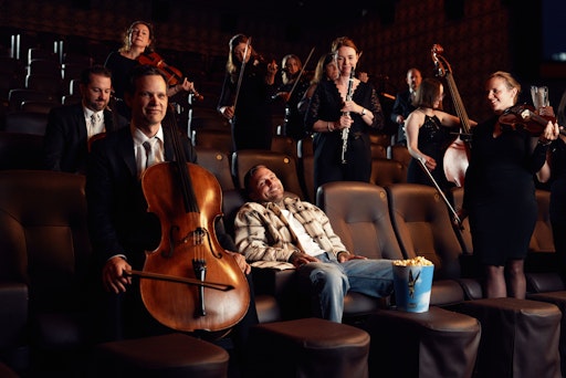 Vorschau Bild von Musiker Kontra K gemeinsam mit dem Lufthansa Orchester im Kino
Zoo Palast in Berlin. // Weiterer Text über ots und
www.presseportal.de/nr/127363 / Die Verwendung dieses Bildes für
redaktionelle Zwecke ist unter Beachtung aller mitgeteilten
Nutzungsbedingungen zulässig und dann auch honorarfrei.
Veröffentlichung ausschließlich mit Bildrechte-Hinweis.