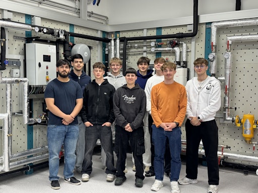 Fernwärmetechnik ist ein Green Job und einmalig in ganz Europa.
Gruppenfoto der "Erstklassler:Innen", die sich für die neue,
dreieinhalbjährige Lehrausbildung an der LBS Graz 4 entschieden
haben. Sie sind in ihrem ersten Lehrjahr „Fernwärmetechnik“. Für
kommendes Schuljahr gibt es noch freie Plätze.