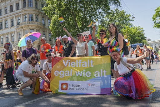 Mit viel Freude und bunten Outfits waren Klubbesucher*innen,
Bewohner*innen und Mitarbeiter*innen der Häuser zum Leben gemeinsam
bei der Regenbogenparade vertreten.