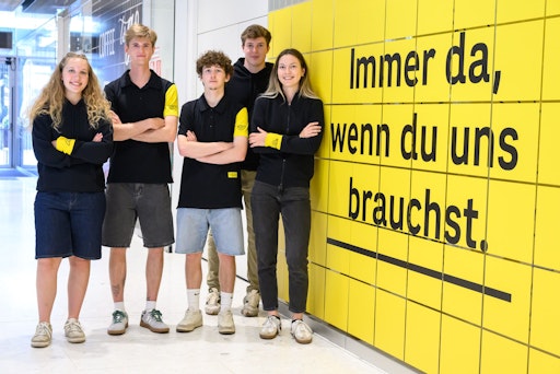 Vorschau Bild von ÖSV-Athlet*innen im Filialumfeld der Österreichischen Post.