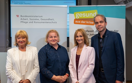 Ao. Univ.-Prof.in Dr.in Beate Wimmer-Puchinger, Gesamtleitung
„Gesund aus der Krise“ und Präsidentin Berufsverband
Österreichischer Psychologinnen und Psychologen (BÖP),
Bundesministerin Korinna Schumann, Bundesministerium für Arbeit,
Soziales, Gesundheit, Pflege und Konsumentenschutz, Mag.a Barbara
Haid MSc, Präsidentin Österreichischer Bundesverband für
Psychotherapie (ÖBVP), Kooperationspartner „Gesund aus der Krise“,
Priv. Doz. Mag. Dr. Oliver Scheibenbogen (Klinischer Psychologe und
Gesundheitspsychologe, wissenschaftliche Leitung
ORF/Dok1-Handyexperiment) (von links nach rechts)