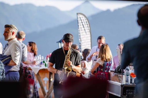 Vorschau Bild von Networking und Austausch beim AI Summit Kitzbühel 2025: Die VIP
Party in Rosi's Sonnbergstuben verbindet Europas KI-Elite mit
alpinem Ambiente und Live-Musik. 2026 findet der Summit am 17. und
18. Juni auf der Hahnenkamm-Bergstation statt.