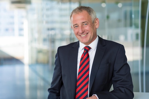 Vorschau Bild von Dr. Michael Rotter, Vorstand für Gebäude‑ und
Liegenschaftsverwaltung des Austria Center Vienna, im Innenbereich
des Austria Center Vienna.
