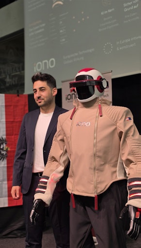  Ümit Bas mit Roboter "Workmate"