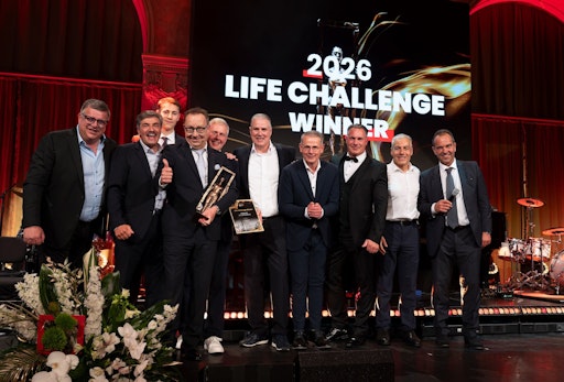  Das Team von Farben Tiedeken aus Deutschland gewinnt den
Hauptpreis der Baumit Life Challenge 2026 für die Transformation
eines ehemaligen Getreidesilos. Von links: Dirk Gutowski, Reiner
Schmid, Keno Theil, Farben Tiedeken, Ralf Theil, Farben Tiedeken,
Christoph Wempe, Boris Pauly, Rüdiger Ramakers, Dieter Mertens,
Georg Bursik, Robert Schmid.