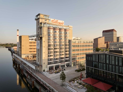 Vorschau Bild von Aus einem ehemaligen Getreidesilo in Bremen entstand das
Kellogg’s Hotel, Deutschland, ein markantes Hotel, das seine
industrielle Identität bewahrt und zugleich ein neues Kapitel
urbaner Nutzung eröffnet.