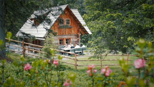 Vorschau Bild von Familie sitzt vor der Hütte, Urlaub auf der Alm Kärnten
