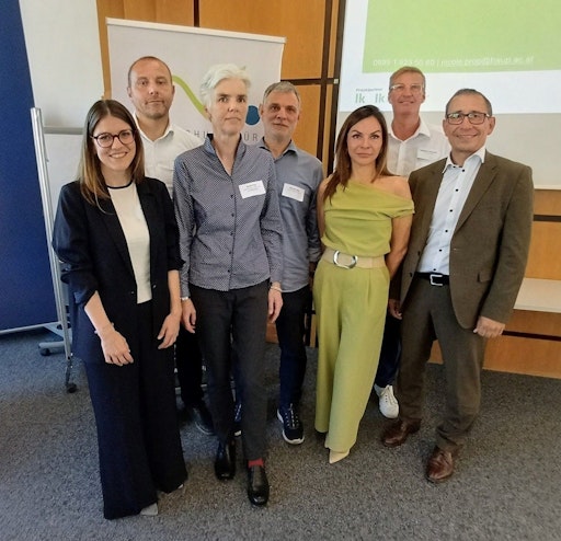  Foto (v.l.) Kerstin Thür, stellvertretende Leiterin der Abteilung
Lebensmittel- und Ernährungssysteme BMLUK; Christian Nezmah,
Geschäftsführer BVN; Nicole Prop, Projektleitung „Bildungsinitiative
Diversifizierung“ Hochschule für Agrar- und Umweltpädagogik; Michael
Haas, Geschäftsführer necta Österreich GmbH; Katharina Tidl, Leitung
GUT ZU WISSEN; Waldemar Pöchhacker, Geschäftsführer ja zu nah GmbH
und Ferdinand Lembacher, Generalsekretär LK Österreich;