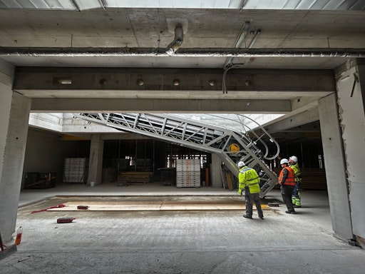 Vorschau Bild von Drei männliche Monteure prüfen eine Fahrtreppe nach der
Einbringung