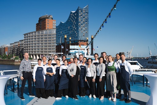 Vollmund-Team auf der MS Riverstar vor der Elbphilharmonie im
Hamburger Hafen