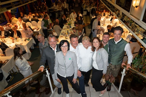 Vorschau Bild von Von links: Michael Feiertag (Geschäftsführer Steiermark
Tourismus), Sylvia Loidolt (Vorsitzende Erlebnisregion Graz),
Christof Widakovich (Steirischer Haubenkoch vom Restaurant
Schlossberg), Starkoch Johann Lafer, Susanne Haubenhofer
(Geschäftsführerin Erlebnisregion Graz), Mario Gruber & Thomas
Brandner (Innoprojekt)