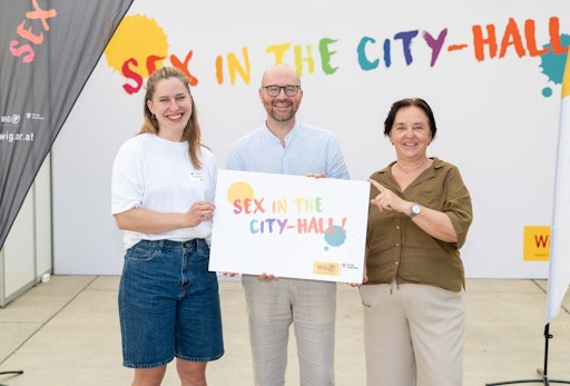 v.l.n.r.: Paula Nadler, BSc MSc (WiG-Gesundheitsreferentin und
Organisationsteam „Sex in the City“), Mag. Christian Fischer (MA 13
– Bildung und Jugend) und Mag.a Elfriede Hufnagl
(WiG-Abteilungsleiterin „Gesunde Stadt – Gesunde Regionen“) beim
Aktionstag „Sex in the City-Hall“ im Wiener Rathaus.