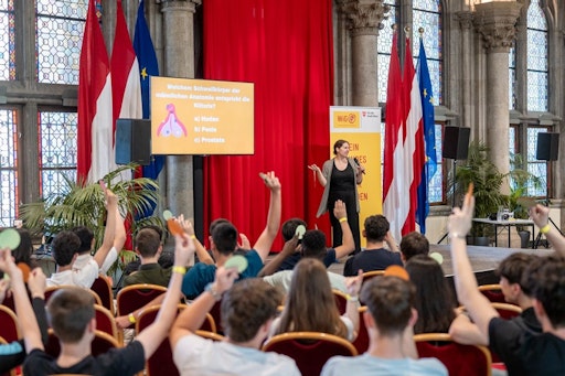 Vorschau Bild von Information und Austausch mit Expert*innen: Unterschiedliche
Vorträge vermittelten Wissen rund um Sexualität, Medienrecht,
Beziehungen und dem eigenen Körper.