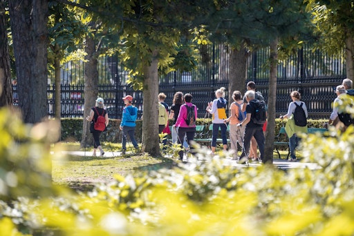 Vorschau Bild von Nordic-Walking-Gruppe genießt die Bewegung im Freien im
Burggarten.
