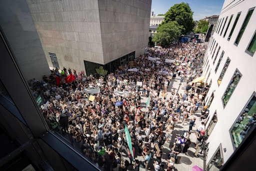 Vorschau Bild von Demonstrationszug vor der Universität Mozarteum Salzburg