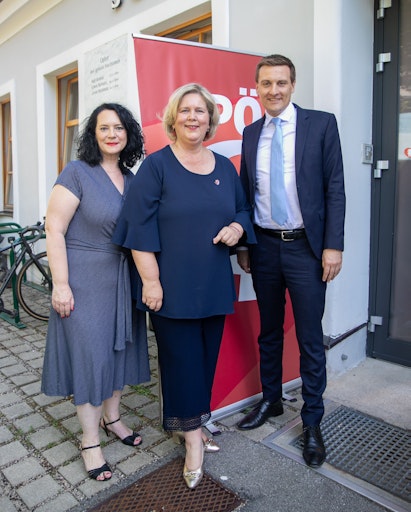  Gruppenfoto vor Veranstaltungssaal
