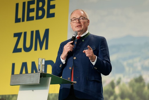 Vorschau Bild von Bauernbundobmann LH-Stellvertreter Dr. Stephan Pernkopf hob in
seiner Rede das 120-jährige Bestehen des NÖ Bauernbunds als klaren
Auftrag hervor, Führungsstärke zu zeigen.