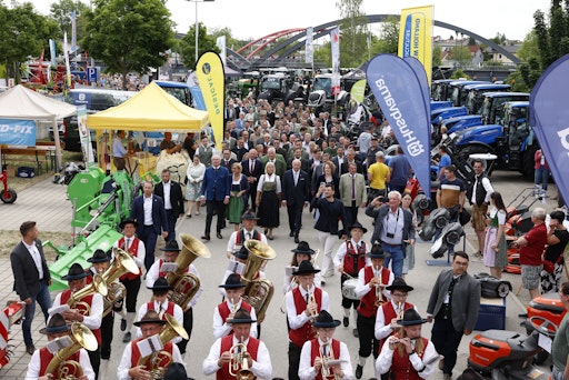 Vorschau Bild von Kraftvoller Festzug mit Bauernbundfahnen zum NÖ Bauerntag auf der
Wieselburger Messe.