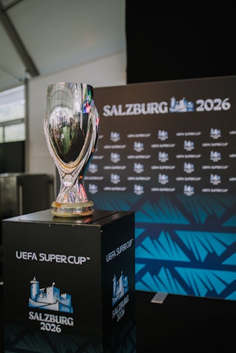 Die originale UEFA Super Cup Trophäe
