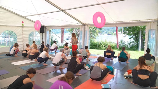 Vorschau Bild von Die Stunden auf der Yogainsel zogen viele Begeisterte an.