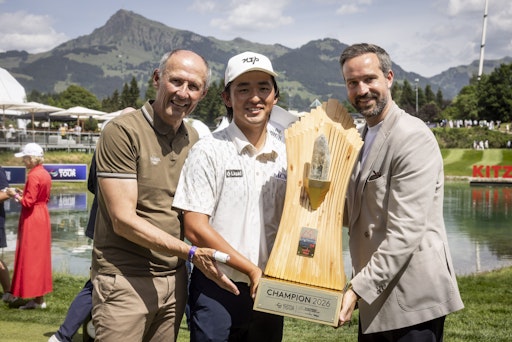Von links nach rechts - SalzburgerLand-Tourismus-Geschäftsführer
Leo Bauernberger mit Austrian-Alpine-Open-Champion Kota Kaneko und
Landeshauptfrau-Stellvertreter Stefan Schnöll
