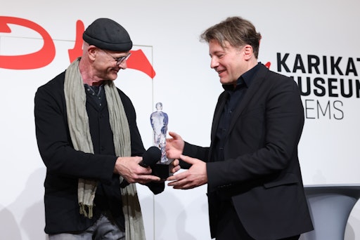 Vorschau Bild von Sebastian Krüger (SOKOL-Würdigungspreis für besondere Leistungen
2018) übergibt die Auszeichnung im Rahmen einer feierlichen Gala an
Florian Satzinger (SOKOL-Hauptpreis für digitale Karikatur 2023).
