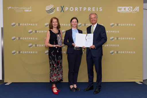 Exportpreis in Bronze für Mavie Med Comprehensive Cancer Care
Vienna; v.l.n.r.: Mag. Sonja Fürnsinn und Patricia Fasching, beide
Internationales Marketing, Mavie Med; Univ.-Prof. Dr. Johannes
Drach, Leiter des Mavie Med Comprehensive Cancer Care Vienna