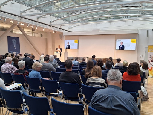 Vorschau Bild von Europaabgeordneter Hannes Heide während seiner Keynote
"Bildungsinitiativen in Europa"
