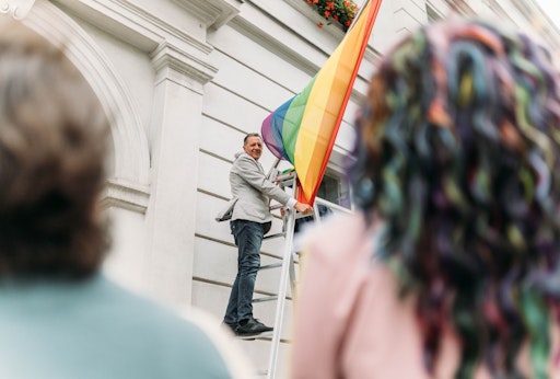 Thomas Steinhart, Bezirksvorsteher von Simmering, beim Hissen der
Regenbogenfahne vor dem Amthaus