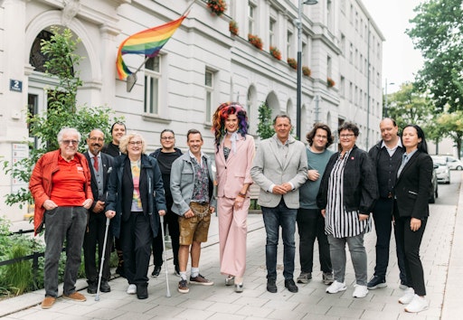 Vorschau Bild von Die Menschen hinter QUEER MOMENTS feiern die Hissung der
Regenbogenfahne in Simmering