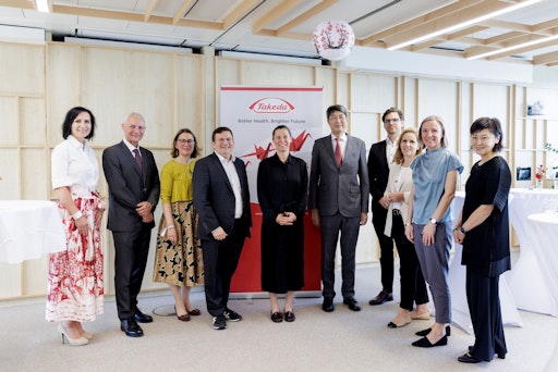 Vorschau Bild von v.l.n.r.: Michaela Waldherr, Projektleiterin des Umbaus, DI Dr.
Günter Waxenecker / AGES (Österreichische Agentur für Gesundheit und
Ernährungssicherheit), Mag. Elisabeth Weigand / Pro Rare Austria
(Allianz für seltene Erkrankungen), Wilfried Zankl, Bezirksvorsteher
von Meidling, Rebecca Fowler, General Manager Takeda Pharma Austria,
S.E. Iwama Kiminori, japanischer Botschafter in Österreich, Mag.
Sylvia Vana und Mag. Thomas Saghi / BMWET, MMag. Astrid Jankowitsch,
Head of Public Policy Takeda Pharma Austria, Ayumi Kondo,
Vizepräsidentin der Österreichisch-Japanischen Gesellschaft