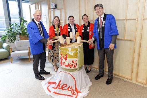 Vorschau Bild von Traditionelle Sake-Zeremonie, v.l.n.r.: DI Dr. Günter Waxenecker
/ AGES (Österreichische Agentur für Gesundheit und
Ernährungssicherheit), Mag. Elisabeth Weigand / Pro Rare Austria
(Allianz für seltene Erkrankungen), Wilfried Zankl, Bezirksvorsteher
von Meidling, Rebecca Fowler, General Manager Takeda Pharma Austria,
S.E. Iwama Kiminori, japanischer Botschafter in Österreich